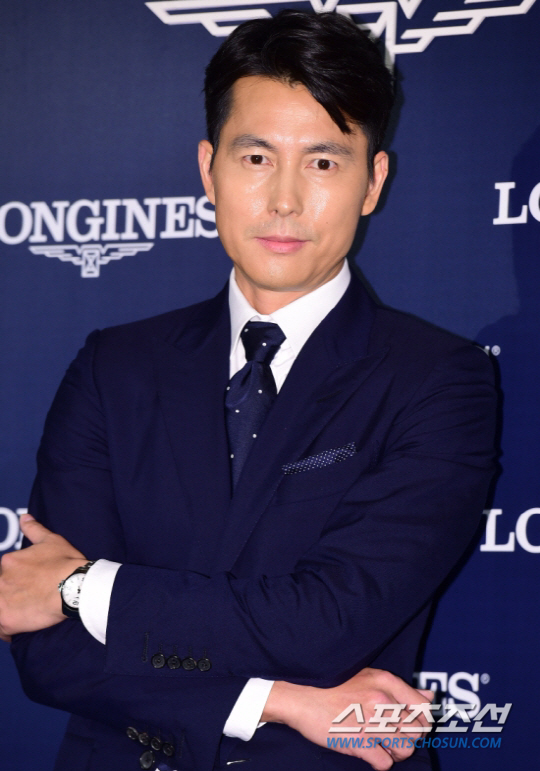 The voice of actor Jung Woo-sung is full of strength and weight; the wave of Jung Woo-sungs words has been spreading for two weeks.Jung Woo-sung revealed his Xiao Xin on the Refugee issue last month on social media.World Refugee Day, the netizens appeal to their SNS was caught in the eyes of the whole nation, and it was entangled with the Refugee problem.Jung Woo-sung, who was usually considered as a concept actor, was criticized by netizens for saying I take the refugees myself, feed them, and dress them.Last months first Jung Woo-sung statement was to join Refugee for World Refugee Day.Jung Woo-sung, who has been making Xiao Xin remarks related to Refugee, has also created controversy by posting the United NationsRefugee Organizations position related to the Jeju Island Yeman Refugee applicant.Here, the webtoon writer Yoon Seo-in came up with criticism of him in a primary way, and the controversy was increased.Jung Woo-sung did not stop and attended the Jeju IslandPorum for Peace and Prosperity held at the Jeju Island International Convention Center on the 26th of last month and mentioned the Refugee issue again.Jung Woo-sung said in a Porum chapter at the time, I am concerned about emotional expressions that are out of the essence of the discussion with poor or exaggerated information in the recent discussion of the Yemen Refugee issue.Some people ask if Refugee Human Rights is more important than our peoples Human Rights, and Refugee Human Rights is a person who has the right to be protected, so lets think about their Human Rights.No one can be a priority, he said. The people are saying, We are also hard. The current discussion is an opportunity to look at South Korea society again.The government should listen to the peoples stories, the people should give strength to the government, and gather wisdom to solve the problem with calm mind. Jung Woo-sungs comments continued even by changing the calendar.While he did not know his agency, he appeared directly at the CBS Kim Hyun Jungs News Show and revealed his Xiao Xin. Jung Woo-sung said, I fully understand the people who have an antipathy toward Refugee.South Korea is Europe with laws and institutions; you can review (Refugee) within those laws and institutions, she said, revealing her thoughts on Refugee.Jung Woo-sungs remarks are still subject to criticism, evil, and ridicule; however, Jung Woo-sung said they should also be said.Jung Woo-sung reads evil stories twice and three times; he says, Of course I have to because of the story you have to tell.I think this is not a matter of accepting Refugee, of opposing. How much understanding Refugee and the difficulty Refugee is in.And the truth is, Refugee is a distant Europe story.The distinction between Refugee and migrants is also difficult for ordinary people to have, he said, but continued to understand the opposite position.Jung Woo-sungs comments are a natural act by his Xiao Xin and location.Jung Woo-sung is one of the 11 former World Goodwill Ambassadors to the United NationsRefugee Organization.Since being appointed as the first celebrity supporter of the United NationsRefugee Organization in 2014, he has been continuing his activities against Refugee.In May 2015, the year after the appointment of supporters, he was appointed goodwill ambassador; it was the tenth in the world and the second in Asia.Jung Woo-sung appeals to the difficulty of Refugee while reading the evil two or three times.Even if the netizens comments about his remarks are made, it is because of Jung Woo-sungs Xiao Xin and role Yi Gi to speak and act.