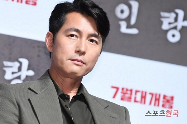 Actor Jung Woo-sung once again mentioned the Refugee issue.On the 5th, CBS Kim Hyun-jungs news show, Jung Woo-sung appeared and talked about the problem of Refugee.On this day, Jung Woo-sung said, Refugee is a story of a country far away from us.So I understand enough people who have antagonism to Refugee in South Korea. Jung Woo-sung, who has been a goodwill ambassador to the UN Refugee Organization since 2015, has recently drawn criticism from some members of the public for comments related to Refugee several times.Jung Woo-sung said, Refugee has come to a difficult society.I know they are difficult, but there are thoughts that we have to solve our difficulties.  There is a desire that we should be prioritized. I understand enough. South Korea has laws and institutions, and you can review the Repugee in it, he said. There is also an international community agreement.We must keep our promises with the international community and resolve the distrust and concerns of the people at the same time. 