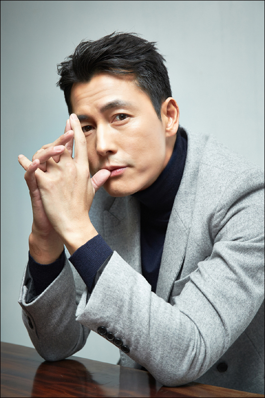 Actor Jung Woo-sung has revealed Xiao Xin in connection with his comments on the Refugee issue being controversial recently.Jung Woo-sung appeared on CBS Kim Hyun Jungs News Show on May 5, saying, Refugee is a story of a country far away from us.So I fully understand the people who have antagonism toward Refugee. Jung Woo-sung said, I know that Refugee is difficult, but there are thoughts that we should solve our difficulties first.I fully understand, he repeatedly stressed.But Jung Woo-sung said, Korea has laws and systems. You can review the Refugees in it.There is also an international refugee agreement, he said. We must resolve the distrust and concern of the domestic society at the same time while keeping the promise of the international community. Meanwhile, Jung Woo-sung is working as a goodwill ambassador for the UN Refugee Organization (UNHCR).