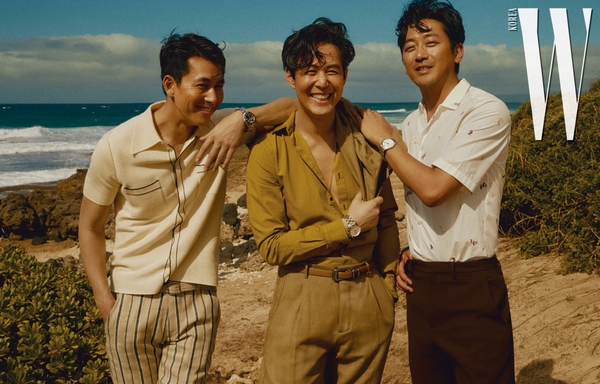 Jung Woo-sung, Lee Jung-jae and Ha Jung-woo have recently started a group photo shoot with a magazine.In a shoot in Hawaii, a frequent destination for Ha Jung-woo, the three people wore ADs with a variety of products from head to toe.It is a huge project that started with the story of I want to take a picture together in a light drink.They paid AD fees of KRW 100 million to attach AD to three peoples pictures, including watches, shoes, sunglasses, and perfume brands, including clothing brands currently working as Models.In general, in the case of oil price pictures that are paid for Model, one or more brands are attached to AD, and nearly 10 brands will be AD in their pictures.Because it is Jung Woo-sung and Lee Jung-jae and Ha Jung-woo.Before the magazine was released, the pre-released pictures spread to various SNS and online communities. Several comments were posted and ran.I only released a few pictures and tasted them, but the AD effect was great. Since then, each brand has been named and used actively for marketing.The money of KRW 100 million is a wasteful result.Especially Jung Woo-sung, Lee Jung-jae and Ha Jung-woo have received many love calls regardless of the recent AD trend.Young rising stars such as idols or actors Jung Hae-in, who can aim for the Korean Wave effect beyond the domestic market, such as group BTS and Black Pink, are now in the AD world. Nevertheless, the three stars in their 40s are keeping their first love call regardless of trend.It is possible for top star which is not influenced even if there is no work activity or any other issue.An AD official said, There is no reason for luxury brands to refuse Jung Woo-sung, Lee Jung-jae and Ha Jung-woo.It is important to be a hot topic for one-off AD through pictorials, but it is effective because it is possible to naturally market viral on SNS. 