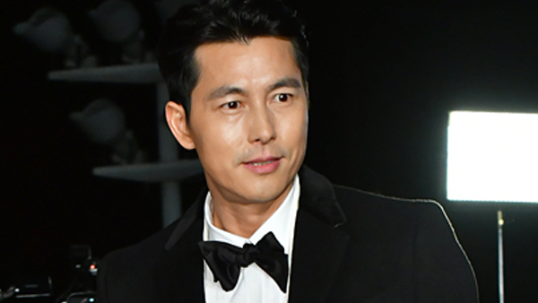 Actor Jung Woo-sung, who is working as a goodwill ambassador for the UN Refugee Organization, has taken out Xiao Xin on the Refugee issue.Jung Woo-sung said on the news show of CBS Radio Kim Hyun-jung, which was broadcast today (5th), We can understand the antipathy to Refugee. Our society has inequality and anxiety.We have come to a difficult society, he said. I know that it is difficult for Refugee, but there are thoughts that we should solve our difficulties first.However, Jung Woo-sung emphasized the implementation of the Refugee Convention.Jung Woo-sung said, South Korea has laws and systems, and it is necessary to review the Repugee in it. He said, We must strive to minimize and resolve the distrust and concerns of our society while keeping our promise to the international community.Jung Woo-sung said, The problem of Refugee is our story.He added that this Refugee problem is an opportunity to move to mature South Korea.Lets look at the reactions of the netizens.Yd*** The simple ideals and complex realities are very different. Take a look. See if were ready to accept them.I can make a nice, hj*** statement. Crime is a personal matter?Do you think that the Islamic system is based on collective consciousness and misconceptions in religion that crimes against women are committed?I think youre one of the few real-name Down celebrities. Youre so good at acting. Youre going to have to work!Why should we take responsibility for the results when Jung Woo-sung pays for the ch******?Ar*** *** *** The Refugees who are about to come in now are not the Refugees we or you think, and even if you accept Refugee, please look at the reality of the country that you accepted as a precedent and tell us.It may be said that courageous remarks?, but at least for the majority of people, it sounds like a statement that does not know reality.Sh*** Jung Woo-sung, but as a Refugee ambassador, it wouldnt have been easy to speak Xiao Xin. Its a popular job.When everyone is not talking, you are afraid of the opposite Comment, but you have no fault with this effort.Jung Woo-sung recently said that he is looking closely at the evils on SNS.He explained that the emotions hidden behind the voices of opposition or criticism would allow us to communicate together; Kim Seong-il, content editorIf you do not see any images on the portal, please watch them on the cookie video (goo.gl/xoa728).Its official vs. I dont know the reality.