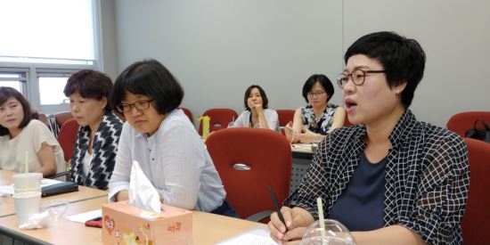 4일 서울대 사회발전연구소가 주최한 포럼에서 서울 마포구의 발달장애인 청년예술가 사례에 대한 이야기가 거론된 가운데 백태영(앞줄 오른쪽 2번째) 문화체육관광부 예술정책과 주무관이 의견을 경청하고 있다. 정창교 기자