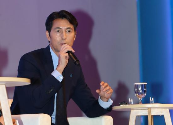 Fake documents cannot exist, said actor Jung Woo-sung, who said there were many Yemen people who entered Jeju Island through a broker for overseas employment, adding, It is the same as ignoring South Koreas laws and systems.Jung Woo-sung appeared on CBS radio Kim Hyun-jungs News Show on the 4th and stressed that he should be inclusive of the Jeju Island Yemen Refugee incident.(If you review the Refugee), you can see what hes been like in Yemen, he refuted, saying, Thats why the screening process is long.As we are assisted by lawyers, we have no choice but to ask for help from someone who knows the laws and systems of the state that wants to apply for Refugee, Jung Woo-sung said. There is a broker just by moving to a close country without flying.If bad broker is a problem, if youre a willing broker to help, then the Repugee wont have a hard time, he added.He also said he understood the voices against the acceptance of Refugee.Jung Woo-sung said, (The opposing people) seem to be thinking that we should solve our difficulties first. I think you are saying that we want to be a little ahead of time.We can examine them in laws and institutions, South Korea said, and the agreement is a promise between countries.Some point out that the Refugee crime will surge. Jung Woo-sung said, There is The Convict in our society.To prevent the Convict from becoming a Convict, we need to take measures to make sure that the Refugee, which has passed the screening, is in place, he said.Jung Woo-sung posted a message on Instagram on the 20th of last month, which was the day of the World Repugee, saying, Please join with Refugee.I dont usually comment, but Ive read it twice this time, because I can communicate with you when I see the emotions hidden behind the critical voice, he said.