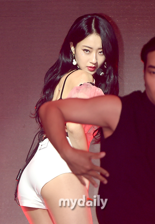 Kyungri is singing at the first single Blue Moon showcase held at Move Hall in Seogyo-dong, Seoul on the afternoon of the 5th.Girl group Nine Muses member Kyungris solo debut song Last Night is a trendy pop dance song that utilizes Kyungris emotional and sexy feeling with catchy sound and dreamy Double bass sound.