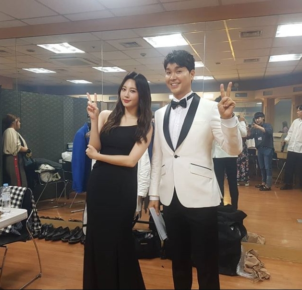 Broadcaster Park Soo-hong released a behind-the-scenes photo of 2018 Miss Korea taken with group Girls Day member Yura.Park Soo-hong posted a picture on July 5th in the Instagram   with an article entitled Park Soo-hong. Yura. Miss Korea.The photo shows Park Soo-hong and Yura taking certified photos in the waiting room, Park Soo-hong dressed up in a white Tuxedo, and Yura added elegant charm with a black dress.The warm appearance of the two catches the eye.Fans who encountered the photos responded such as Sun-nam and Sun-nyeo is cool.delay stock