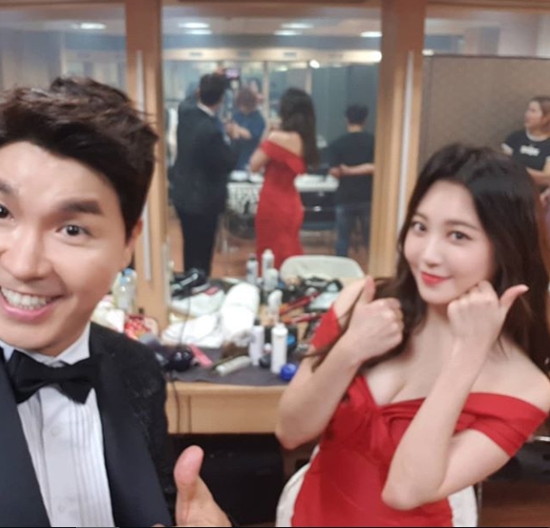 Broadcaster Park Soo-hong released a behind-the-scenes photo of 2018 Miss Korea taken with group Girls Day member Yura.Park Soo-hong posted a picture on July 5th in the Instagram   with an article entitled Park Soo-hong. Yura. Miss Korea.The photo shows Park Soo-hong and Yura taking certified photos in the waiting room, Park Soo-hong dressed up in a white Tuxedo, and Yura added elegant charm with a black dress.The warm appearance of the two catches the eye.Fans who encountered the photos responded such as Sun-nam and Sun-nyeo is cool.delay stock