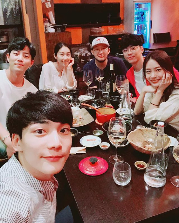 Group Urban Zakapa Yongin Park met with Heart Signal 2 members.Yongin Park posted a picture on his Instagram account on July 5 with the caption: Hot Friends...In the photo, Yongin Park, Yoo Min-joo chef, Jae Ho, Kim Do-gyun, Lee Kyu Bin, and Song Da-eun are filled with affection.The warm visuals and cheerful atmosphere of the members attract attention.sulphur-su-yeon