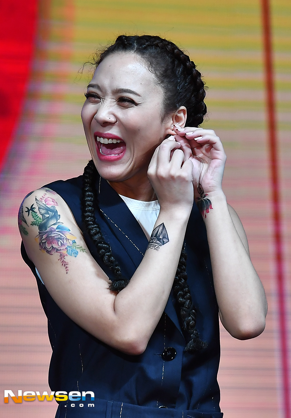 <p>Yoon Mi-rae solo album release commemorative Pitch was held at Jesus 24 Live Hall in Guanyin-dong, Gwangjin-ku, September 5th afternoon</p><p>This day Yoon Mi-rae fixes Earring in Pitch.</p><p>Meanwhile, Yoon Mi-rae will showcase the first stage of Yu · And · Beauty from KBS 2 Music Bank on the 6th. Yoon Mi-rae announces a solo album and appeared on the music ranking program for the first time in nine years since no way to leave in 2009.</p>
