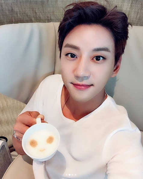 Singer Hwang Chi-yeul has announced his current status with his warm appearance.Hwang Chi-yeul wrote on his Instagram account on July 5, I got coffee down and came out laughing; Ill see you soon at Taiwan.Taiwan Concert and posted a picture.The picture shows Hwang Chi-yeul smiling with a coffee cup in one hand; Hwang Chi-yeul is comfortable in a white T-shirt.The distinctive features of Hwang Chi-yeul, like a piece, stand out.The fans who responded to the photos responded such as What if you are better looking, It looks like a genuine cartoon character and My brother is so handsome.delay stock