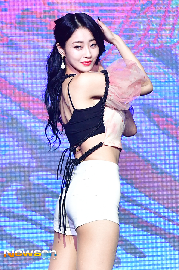 Singer Kyungris first solo single Blue Moon was released on July 5 at the Hongdae Move Hall in Seogyo-dong, Mapo-gu, Seoul.Kyungri is making a great stage on this day.Jang Gyeong-ho