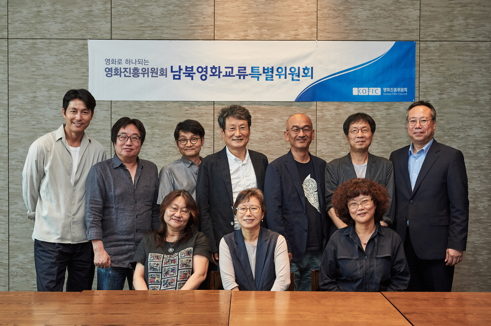 Young Jin-wi will resume inter-Korean film exchanges, starting with Moon Sung-Keun and Jung Woo-sung.The Korean Film Council (Chairman Oh Seek Geun) commissioned a member of the Korean Film Council Inter-Korean Film Exchange SEK Committee (hereinafter referred to as the Inter-Korean Film Commission) on July 5 and held its first official meeting.The South-North Film Commission will appoint internal and external experts as members of the film industry to resume exchanges in the inter-Korean film sector, which has been cut off, to promote the inter-Korean national community sentiment and to promote active cooperation by creating ties between the two Koreas.The Special Committee on Inter-Korean Film Council elected Oh Seek Geun (Chairman of the Korean Film Council), Moon Sung-Keun (Chairman of the SEK Committee for the Promotion of Inter-Korean Film Council Inter-Korean Film Exchange) as co-chairman, and Lee Jun-dong (Deputy Chairman of the Korean Film Council, Film Burning, City Production), Cho Sun-hee (Novelist) , Lee Joon-ik (a director of film, Apostle, directing The King), Jung Woo-sung (actor, steel rain, The King), Kim Kwang-soo (a representative of youth film, producing Chosun detective), Lee Ju-ik (a representative of Boram Entertainment, producing Manchu), Lee Jin-sook (a production of Miljeong) and others A total of 11 members, includingtainment and production, masters degree at North Korea Graduate School, Kim So-young (Professor of Korea National University of Arts), Lee Woo-young (Professor of North Korea Graduate School, and a leading expert on North Korea film).Through this meeting, the inter-Korean film special committee will discuss the past special business plan and the contents of the project so far, discuss the practical plans for inter-Korean film exchange, and will focus on projects with high feasibility.Although inter-Korean relations have not been easy in the meantime, we believe that the film will be able to play a role as a bridge between the South and the North, and we will push forward one by one from the easy one.The main point of the meeting today is that we have agreed that if film exchanges are on the agenda at the third summit, there will be great progress. On the other hand, Jung Woo-sung expressed his expectation at the meeting, saying, It was a good place to be able to go to the North Korean movie and to participate actively in special activities in the future.The Korean Film Council SEK Committee, which has been in operation for six years from 2003 to 2008, proposed and implemented various exchange and cooperation measures that the inter-Korean film industry can cooperate with, such as the development of the YG Entertainment Development Support Project for Inter-Korean Film Exchange, the establishment of the Inter-Korean Cultural Exchange Center, and the holding of the Symposium on Inter-Korean Copyright Exchange and Cooperation.bak-beauty