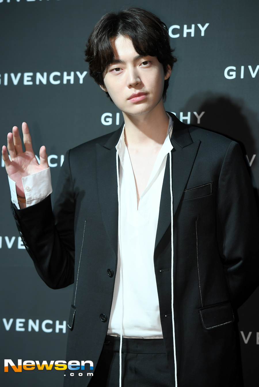 The Local City Photo Call Event was held at Burlesque in Cheongdam, Gangnam-gu, Seoul on the afternoon of July 5.On that day, Ahn Jae-hyun attended.Jung Yu-jin