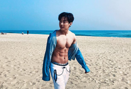 Singer Henry Lau showed off his solid figure.Henry Lau wrote on his SNS on the afternoon of the 5th, I will go to see you on a clear day with several photos.In the photo, Henry Lau wore a blue shirt and boasted a clear Six Pack on the beach, with Henry Lau staring at the camera with a happy expression.Henry Lau ended his contract with SM Entertainment in April and worked abroad.Henry Lau SNS