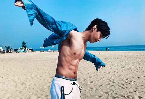 Singer Henry Lau showed off his solid figure.Henry Lau wrote on his SNS on the afternoon of the 5th, I will go to see you on a clear day with several photos.In the photo, Henry Lau wore a blue shirt and boasted a clear Six Pack on the beach, with Henry Lau staring at the camera with a happy expression.Henry Lau ended his contract with SM Entertainment in April and worked abroad.Henry Lau SNS