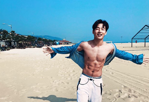 Singer Henry Lau showed off his solid figure.Henry Lau wrote on his SNS on the afternoon of the 5th, I will go to see you on a clear day with several photos.In the photo, Henry Lau wore a blue shirt and boasted a clear Six Pack on the beach, with Henry Lau staring at the camera with a happy expression.Henry Lau ended his contract with SM Entertainment in April and worked abroad.Henry Lau SNS