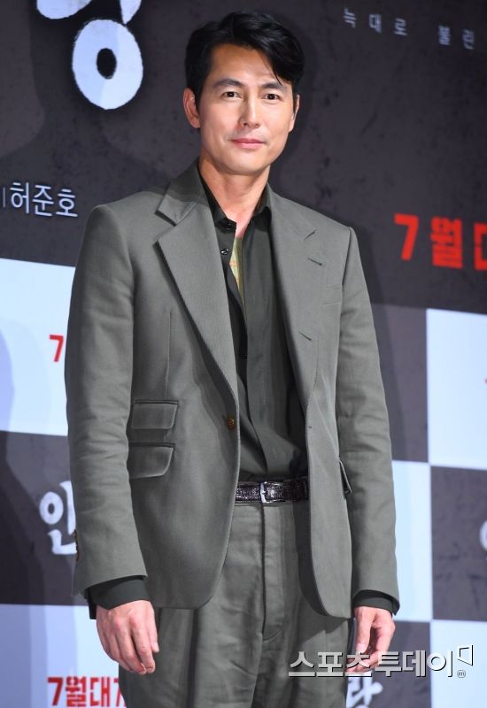 Jung Woo-sung, the last refugee remarks .. the true heart in it <p>Actor Jung Woo-sung again told his heart that Refugees problem clearly raises his concern for concern.</p><p>Jung Woo-sung appeared on CBS Kim Hyung-jongs news show on 5th and talked about the problem of Yemen Refugee, Jeju Island which is currently the most sensitive case in the country.</p><p>Jung Woo-sung said: Now, we have to fully understand the position of those who speak of antipathy about Refugee in the Republic of Korea, because our society is inequality, uneasy, uneasy, job hunting and childbearing It was a difficult society. </p><p>But now, suddenly Refugee has come close to me, I will try it. I see Refugee is difficult, but from our difficulties, we must first solve it? This kind of mind is surely received from me, it is not safe to take it, but it seems to me that there seems to be a wind like We prefer several priorities .</p><p>Jung Woo-sung said, The Republic of Korea has a legal system, you can judge them in the legal system, Why do you want to help someone difficult now? Such expressions are correct. However, the Republic of Korea also pledges under the international community Refugee position agreement, the Natago Treaty is a promise between the states and We can only accept in our position, For this reason, we are listening to such concerns in the country that will keep promises with the international community and listen to such concerns to minimize such concerns and dispose of such efforts now I have no choice but to make it a time zone. </p><p>In addition, he asked What options do you think is necessary to solve the Refugee problem? To the question Is not it a substitute, as it is necessary for each other to have a little objectivity of the viewpoint looking at this problem There seems to be some solutions to how our society will accept Refugee in the future and how to accept it when it is done enough.</p><p>Before Jung Woo-sung greeted his Instfgram World Refugees Day last month, and Come with Refugee put an appeal. He also posted Jeju Yemen Refugee applicant and entrance to the relevant UN Refugee Organization together and received reprimand of netizens against Refugee accommodation.</p><p>In addition to this, the Webtoon author Yoon Seo-n. No, why he healed and wanted a man, and while hoping for no ones wish, even a minimum of several people live with some and please do such a sound Mr. Masuto Then, I also wanted to turn into a concept actor Turn no concept manga artist Ehu and Jung Woo - sung was aimed at the public and Refugee remarked remarks did not go away.</p><p>However, Jung Woo - sung did not stop speaking. He joined the session of On the Road: Today and Tomorrow in the World Refugee Problem at the Jeju Forum for the 13th Peace and Prosperity held at the Jeju International Convention Center on 26th, Recently, in the course of the discussion of the Yemen Refugee problem, there is concern about emotional expressions that are out of the essence of discussion with bad or exaggerated information, and We are more concerned than Human rights of our people than Refugee Human rights As Refugee is also a person who has the right to protect Human rights, it is important to think about Human rights about it as important thing and question, so that no one will take precedence in this part I can not do it. </p><p>In addition, he said, People say We are not serious , too. The current discussion is an opportunity to see Korea society again and see it, and The government listened to the peoples story, citizens added power to the government, feeling calm, to solve this problem We have to collect intelligence. </p><p>Jung Woo-sung is one of 11 goodwill ambassadors of the 11 UN Refugee Organizations throughout the world. He was appointed as the first celebrity supporter of the Republic of Korea of the United Nations Refugee Organization of the past 2014, he was appointed the tenth in the world in May 2015, the second goodwill ambassador in Asia. Since then Jung Woo - sung steadily continued activities to inform Refugee s difficulty as a goodwill ambassador and encourage sponsorship. As you can see, the netizens are still expanding the refutation to Jung Woo - sung s distant remarks.</p>