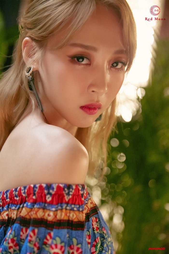 MAMAMOO Moonbyuls concept photo, which is about to come back, was released.MAMAMOO released Moonbyuls personal concept photo, which includes the concept of the seventh Mini album RED Moon through the official SNS at midnight on the 5th, raising expectations for the new album.Moonbyul in the public photo showed a provocative and dreamy look and an irreplaceable atmosphere.Moonbyul, who reveals a slender shoulder line with a colorful pattern of off-shoulder, captivates the attention of those who reveal a deeper feminine beauty with a fascinating figure.In particular, Moonbyul is the main character of the new album RED Moon, and it is anticipated that the charm of maturity through personal concept photo will be announced.MAMAMOO, which is comeback with the seventh mini album RED door on the 16th, is raising the curiosity about the album by foreshadowing the passionate concept of summer more hotly.On the other hand, MAMAMOOs new Mini album RED Moon is a combination of Moon (moon), which means Moonbyul in red, the symbol color of Moonbyul, and is an album that captures the passionate charm of MAMAMOO, which resembles summer in summer.It will be released on various music sites at 6 pm on the 16th.Photos/RBW