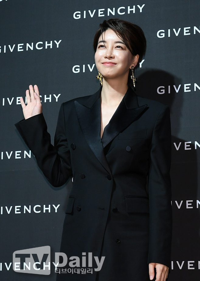 Actor Jin Seo-yeon attends the event to commemorate the launch of the Givenchy Beauty in Korea at Burlesque in Cheongdam, Gangnam-gu, Seoul on the evening of the 5th.Givenchy Beauty launches domestic launches celebration event