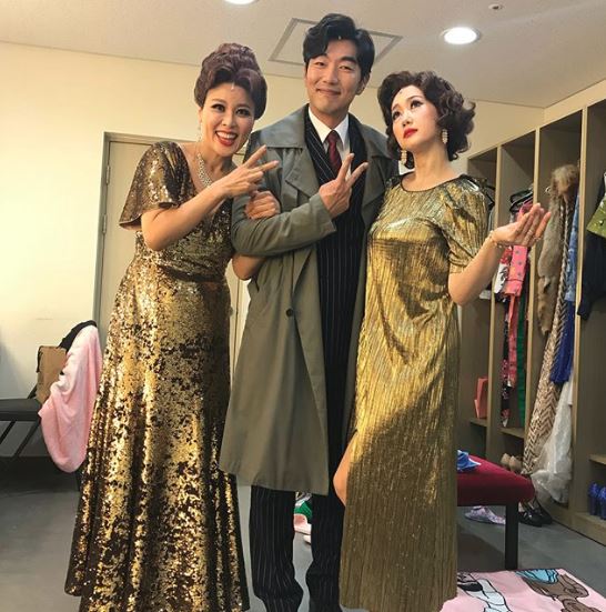 Actor Lee Jong-hyeok posted a certification shot with Seol old alumni Hong Ji-min and Ship line.Lee Jong-hyeok wrote on his instagram on the 5th, Seoul old Play and 93 Lee Jong-hyeok 94 Hong Ji-min Ship line.I saw you in school. Now Im on stage. I feel weird. Not easy. Soul old Play and Fighting.In the public photos, Hong Ji-min and Ship Line, who are in the middle of Lee Jong-hyeok, are taking pictures with a bright smile.The three people are cast on the musical Broadway 42nd Street at the CJ Towol Theater in the Seoul Arts Center until August 19th.Photo: Lee Jong-hyeok Instagram