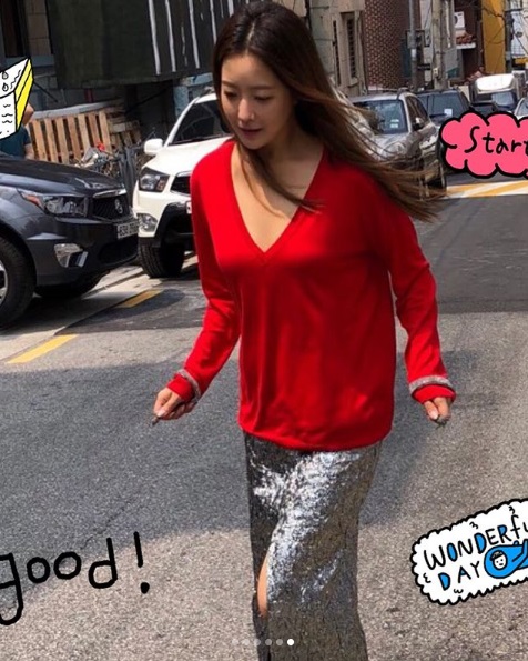 Actor Kim Hee-sun boasted of her Beautiful looks while she remained unchanged.Kim Hee-sun posted several photos on his instagram on the 5th with an article entitled To work hard.In the photo, Kim Hee-sun is walking hard in a red top and silver skirt. In another photo, Kim Hee-sun shows a sweet smile and attracts attention.Kim Hee-sun appeared on the Olive Talkmon which ended in April.Photo: Kim Hee-sun SNS