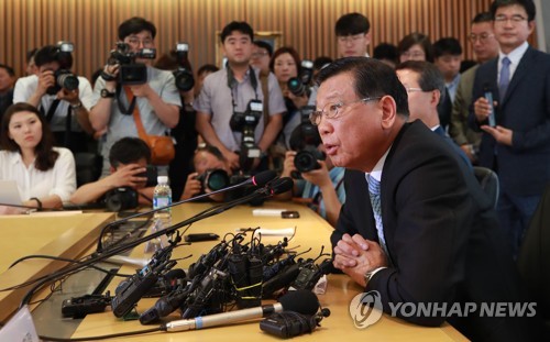 박삼구 회장 "기내식 사태로 심려 끼쳐 죄송" (서울=연합뉴스) 한종찬 기자 = 박삼구 금호아시아나그룹 회장이 4일 오후 서울 금호아시아나 광화문 사옥에서 기자회견을 열고 최근 논란이 된 '기내식 대란'과 관련해 입장을 밝히고 있다. 2018.7.4 saba@yna.co.kr (끝)