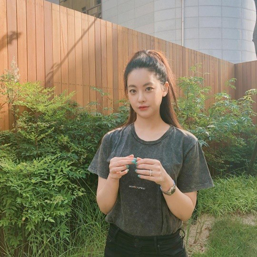 Actor Oh Yeon-seo flaunts adorable beautiful lookOh Yeon-seo posted a picture on his instagram on the 6th with an article entitled Merong.Oh Yeon-seo in the public photo stares at the camera with his top tied to his modest attire, and his appearance of digesting any hairstyle is impressive.Also, flawless skin and lovely appearance attract attention.On the other hand, Oh Yeon-seo, who played the role of Jin Sun-mi in the TVN drama A Korean Odyssey which last March, officially recognized his devotion with fellow actor Kim Bum.Photo l Oh Yeon-seo Instagram