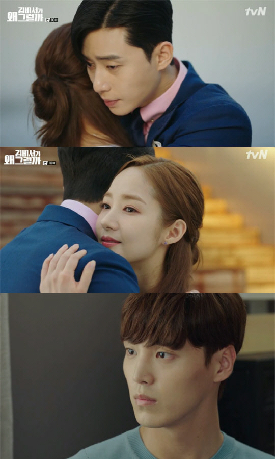 Park Min-young recalled and fainted the scary memory of the time when he was abducted in the past. What changes will be there in his relationship with Park Seo-joon, who has been ignoring the truth?In TVN Why is Secretary Kim doing that broadcast on the 5th, Kim Mi-so (Park Min-young) realized Lee Yeongjun (Park Seo-joon) was Lee Sung-hyun as a child and became more deeply in love.It was also revealed that the child who was kidnapped 24 years ago was not Lee Yeongjuns brother Lee Sung-yeon (Lee Tae-hwan).In the trailer, Kim Mi-so, who was hospitalized in the hospital, cried to Lee Yeongjun, There is nothing that can be deceived to the end of the world. Lee Sung-yeon, who learned the truth,On this day, Kim Mi-so was convinced that Lee Yeongjun was Lee Sung-hyun, the brother who helped him as a child.Kim Mi-so doubted the name of his wife who said, Our prefecture and his reaction to the name Lee Sung-hyun.But Lee Yeongjun said, Dont be too meaningful in your sleep. Lee Yeongjun, who returned home, said, You dont have to know the past.I do not want to smile again. Kim Mi-sos guess was reassured by his visit to the house.Choi (Kim Hye-ok) avoided the position by saying to Kim Mi-so, who mentions the name Lee Sung-hyun, I would have heard wrong, and his brother Lee Sung-yeon (Lee Tae-hwan) did not recall any memory about the kidnapping even when he saw his childhood diary.Moreover, Kim Mi-so, who saw pictures of his brothers as a child, knew exactly that Lee Yeongjun was Lee Sung-hyuns brother in his childhood.Kim Mi-so, who helped with the paperwork at Lee Yeongjuns house that evening, shed tears when she saw the wound on Lee Yeongjuns ankle and said, How sick was it?Then I told my sister who opposed the two by phone, The vice president is not a selfish person, he is a much better person than I think.I hope we dont worry about us anymore. Lee Yeongjun, who watched this, worried that he was responding to the house like that, and promised Kim Mi-so, Do not cry because I will give my family confidence regardless of means and methods.The separation in front of the two peoples house also got sweeter.Kim Mi-so offered a finger heart by pretending to take something out of his bag, and Lee Yeongjun, who seemed to be embarrassed by this, was also happy to be surrounded by heart.The next day Kim Mi-so participated in a family event; Lee Yeongjun also came after Kim Mi-so to Jebudo.Lee Yeongjun, who suddenly met with her, pushed the infinite soy sauce into her mouth until she was embarrassed by her sisters s sarcasm that the vice president is a person of a completely different world and will not understand us and enthusiastically worked on the shellfishing mission.Lee Yeongjun, who appeared in costumes and equipment pools, won the shellfishing match, and Kim Mi-so told her sisters, Do not hate the vice president.Kim Mi-so and her older sisters recalled the reason they had the Jebudo family event annually because of their childhood memories with their parents.At this time, Lee Min Ki and Jung So Min made a special appearance as Kim Mi-sos parents, and they had a happy time with their family in Jebudo thanks to Father who lost his chaki.It was a taxonomy who found Jebudo every year on the anniversary of her mother who died two years later.Lee Yeongjun expressed his pride in the successful meeting, saying, I think Ive been recognized to some extent; Im more than happy when I was recognized as the most influential CEO in my 30s.Kim Mi-so recounted her memories of her mother, saying, After I went to this beach, my healthy mother fell down. Father was in the hospital nursing.Then one day my mother came and liked me so much, but I was so happy that I found out that I was told that I could not do it anymore.So if you have a memory that you cant tell me, I want you to tell me. Ill wait for it anytime.I will be next to the vice chairman forever, he promised to be his eternal companion.Choi revealed the secret to Lee Sung-yeon 24 years ago at the words of Kim Mi-so. You were not the one who was kidnapped.Shocked, Lee Sung-yeon visited the company showcase site and asked Kim Mi-so, My memory is wrong, do you think so?At this time, however, Kim Mi-so saw the long hair and red high-yiel of the woman who was doing the stage magic show, and the memory of the woman who abducted herself and Lee Yeongjun in the past came to life.