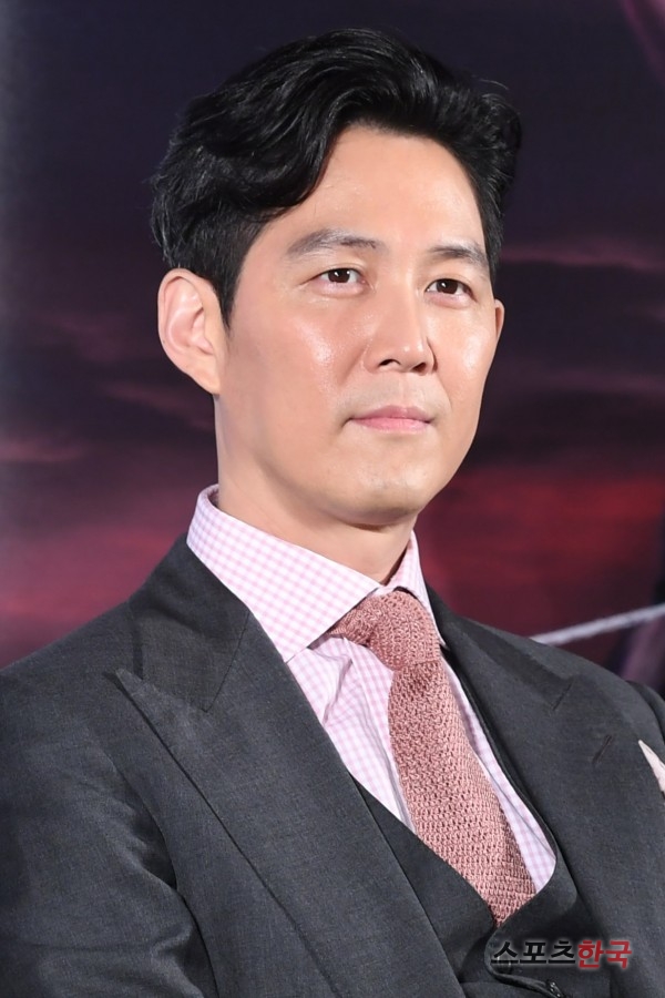 Actor Lee Jung-jae attends a production presentation of the film With God - Causal Yan (director Kim Yong-hwa) at the entrance of Lotte Cinema Counter in Jayang-dong, Gwangjin-gu, Seoul on the morning of the 6th.The movie With God - Causal and Yan is a story about the last 49th trial where reincarnation is promised, and the third generation of the underworld meets the castle god who remembers their past a thousand years ago and visits the secret kite that has been lost by crossing the past.Ha Jung-woo Ju Ji-hoon Kim Hyang Gi Ma Dong-seok Kim Dong-wook and others will appear. It will be released on August 1st.