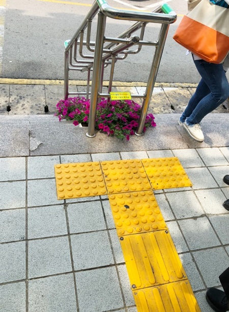 점자블록 끝나는 자리에 안전바가 자리하고 있어 사고 위험이 높다.