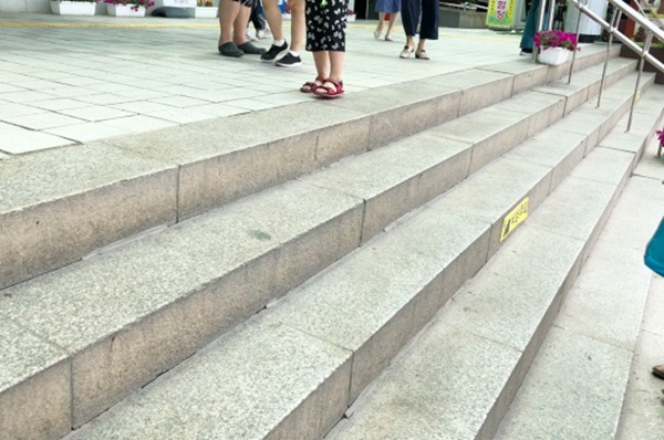 점자블록 대신 ‘낙상 위험’ 안내만 하고 있다.