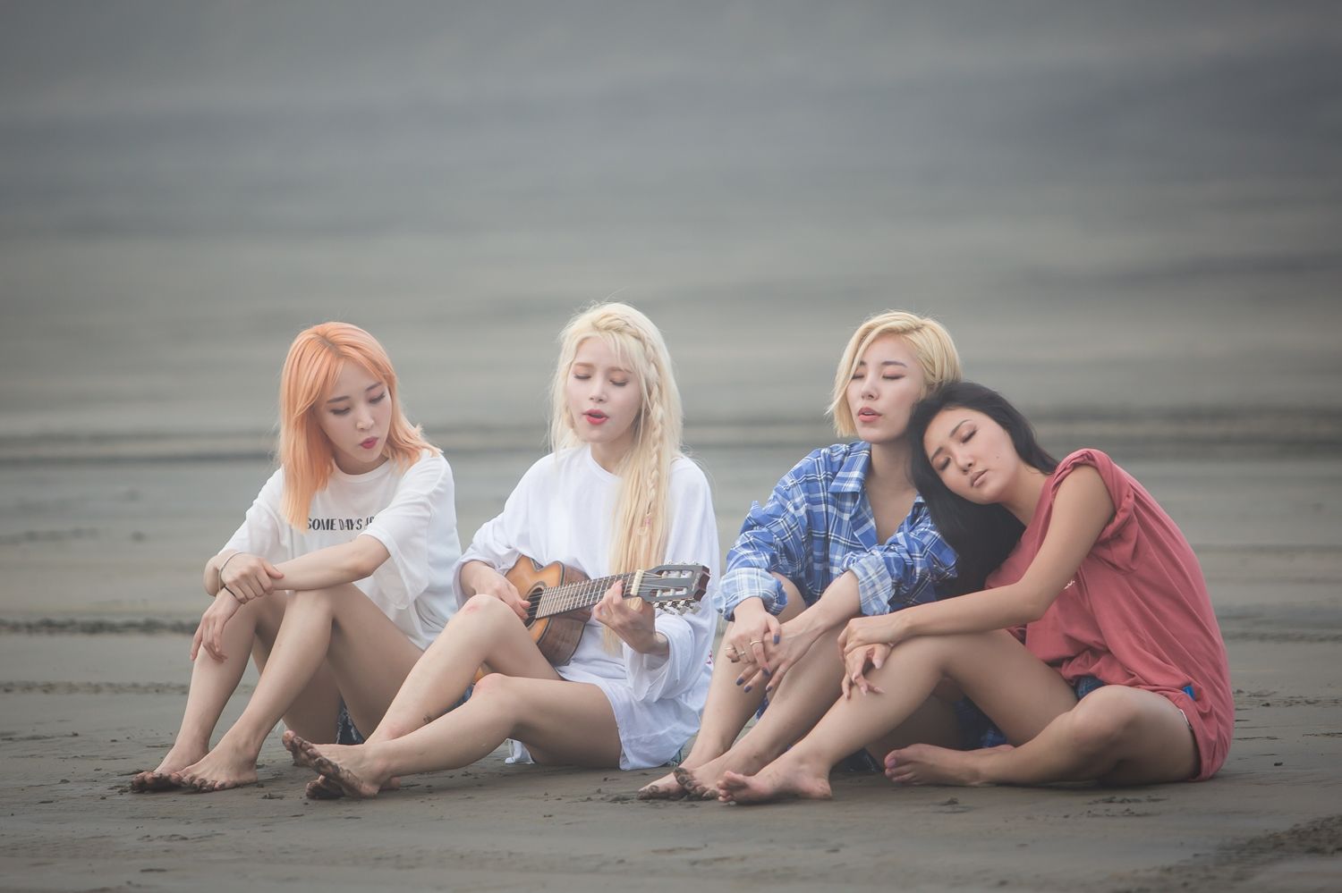 Asia One Top Girl Group TWICE will release its new album India Summer Nightstand (Summer Nights) on the 9th and return with its title song Dance the Nightstand Lee Jin-hyuk (Dance The Night Away).Dance the Nightstand Lee Jin-hyuk is a cool 5 Seconds of Summer song that will make the midsummer heat of the song written by senior Singer Wheesung.The teaser, which was released earlier, featured TWICE, which turned into a lovely beach girl.What Orange Is the New Black Love, which recorded music charts, music ranking programs, 12 gold medals, and 8 consecutive music videos exceeding 100 million views.And then there is interest in what record to write.The album India Summer Nightstand includes three new songs, including the title song Dance the Nightstand Lee Jin-hyuk, CHILLAX and Shot through the heart and the mini-five album What Orange Is the New Black Love?It contains a total of 9 tracks including the songs recorded.Shot Through the Heart was written by TWICE members Momo, Sana and Mina, and this is the first time that three members are responsible for the song of TWICE.MAMAMOO, which is working on a color project this year, will make a comeback on the 16th with its seventh mini album, RED Moon.It is popular with Starry Night, which is a yellow color of Hwasa, and it stimulates curiosity about what kind of atmosphere will come out with Moonbyuls RED color.RED Moon is the second color of the Four Seasons Four Color Project and the Moonbyul symbol RED is a combination of Moonbyul, the agency said. We will be able to meet the glamorous and passionate charm of MAMAMOO, which resembles summer.GFriend also announced a quick comeback three months after Night: releasing the Summer Mini album on Wednesday and entering the 5 Seconds of Summer Queen War.I wonder what kind of atmosphere GFriend will hit the summer charts with the summer of 2015 We Are From Today, 2016 You and Me, and 2017 Trying to Ear.The teaser image was filled with a refreshing background, and six ice creams were put together, making the GFriend feel a plump and youthful atmosphere.Red cassette players and skateboards had a retro vibe, and a new team logo reminiscent of the summer sun caught the eye.The old team unit Semina has a three-color charm.The combination of pleasant cleaning, refreshing Mina and mature Na Young has been recognized for his ability in the Mnet Produce 101 Season 1 evaluation stage, and he is receiving the expectation of fans.The title song Samina is a song that can feel the members cool singing ability. Mina has been named as a lyricist. The release date is 6 pm on the 10th.