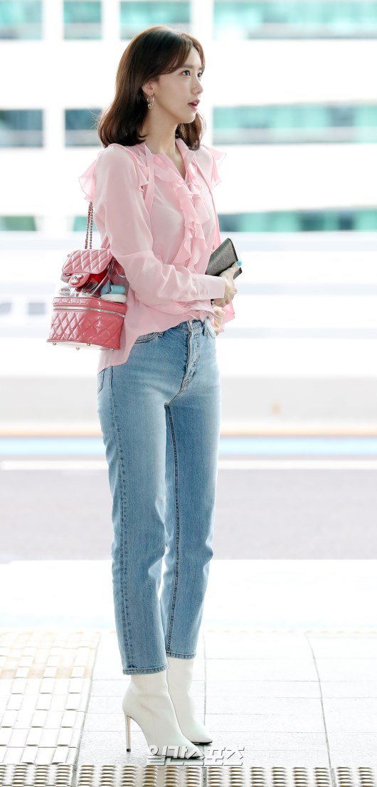 <p>Im Yoon-ah boasts airport fashion and communicates with fans.</p>