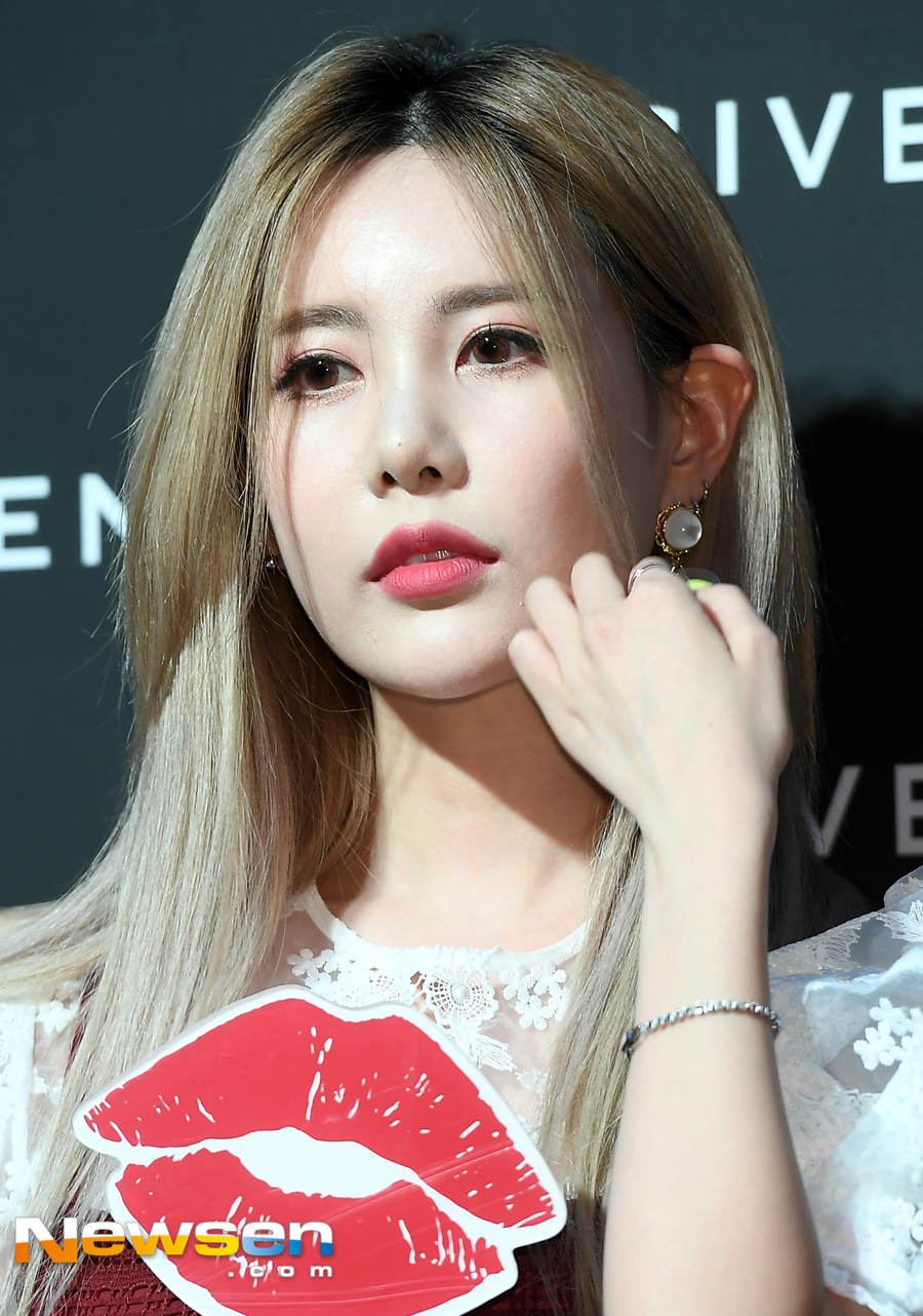 Givenchy Photo Call Event was held at Burlesque in Cheongdam, Gangnam-gu, Seoul on the afternoon of July 5.Qri attended the day.Jung Yu-jin