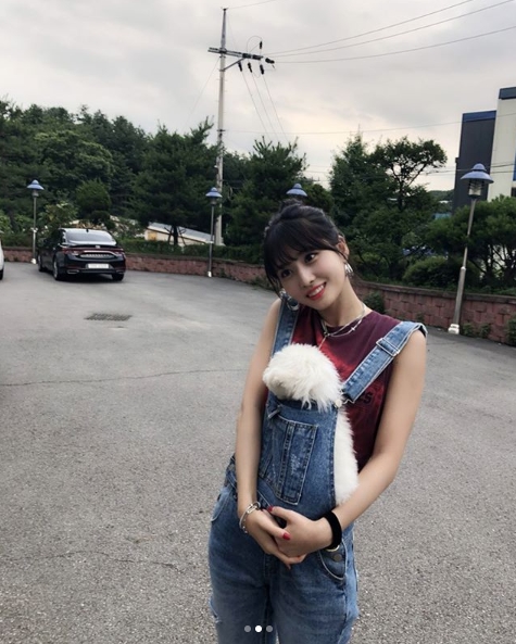 A friendly once sent by group TWICE member MOMO with Pet Hulk was revealed.TWICEs official Instagram posted a photo on July 6 with an article entitled MOMO and Hulk. Both are like dog names and not like names.The photo shows the MOMO holding Pet Hulk in his arms, the MOMO smiling brightly, holding Pet Hulk in his suspender pants.MOMOs lively look and Pet Hulks cute figure catch the eye.The fans who responded to the photos responded that Both are so cute, I do not know who is a puppy when I look at my name and MOMO seems to be pretty day by day.delay stock