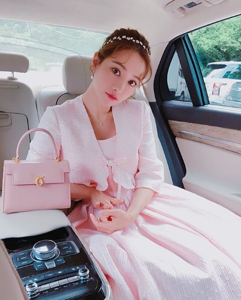 Actor Hong Soo-Ah released a behind-the-scenes photo of KBS 2TVs new daily drama Love to the end.Hong Soo-Ah posted a photo on his instagram on July 6 with an article entitled Love to the end: Pink.Inside the picture is a picture of Hong Soo-Ah, dressed in pink with One Piece, jacket and bag.Hong Soo-Ah has even worn a shiny headband to complete a princess-like visual; Hong Soo-Ahs glutinous rice cake-like skin blends harmoniously with pink costumes.The innocent beauty of Hong Soo-Ah is also noticeable.The fans who responded to the photos responded such as It is really beautiful, The Princess is perfect, Expected! Love to the enddelay stock
