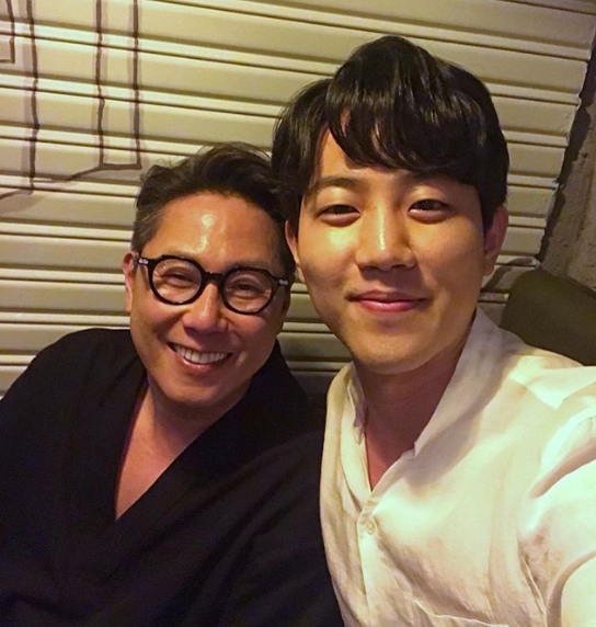 Heart Signal 2 Yoon Jong Shin, Lee Kyu Bin and Self A deep-seated friend <p>Yoon Jong Shin released channel A Heart Signal 2 starring Lee Kyu Bin and shooting Self.</p><p>Singer Yoon Jong Shin posted a piece of photograph on his own instagram on July 6. In the picture, Yoon Jong Shin and Lee Kyu Bin have a close look.</p><p>Yoon Jong Shin added a sentence with a photograph that It looked deep inside and was deep .. an impressive friend .. Gyubin # Healthy Hoon civil servant.</p><p>Meanwhile, Heart Signal 2 curtained on June 15th among multiple discussions and topics</p>