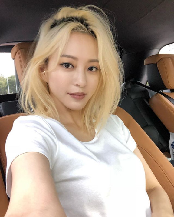 The welcome recent situation of actor Han Ye-seul has been revealed.Han Ye-seul posted a picture of himself in his car on July 6 with an article entitled Hello... on his Instagram.The picture shows the latest healthier Han Ye-seul: Shining Beautiful looks are impressive even if you wear only white T-shirts.Fans wondered about the recent situation, saying, I am glad to see you, are you healthy? And then laughed, saying, My sister is really pretty, but I really have to do it.sulphur-su-yeon