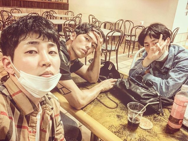 MBC Dounia - The World I First Met (hereinafter referred to as Dounia) members DinDin, Kwon Hyun Bin and the selfie photos of Austin River were released.Rapper DinDin posted a photo on his Instagram account on July 6 with the caption: Wanna go Home Sweet (I want to go home).Inside the picture was a picture of DinDin, Austin River and Kwon Hyun Bin sitting together at a table.Kwon Hyun Bin is posing V, and the Austin River is sweeping its head - all three of them are exhausted.The fans who responded to the photos responded, Did you finally come back?, Dounia fighting! I had a lot of trouble, Im pretty. All three are handsome.delay stock