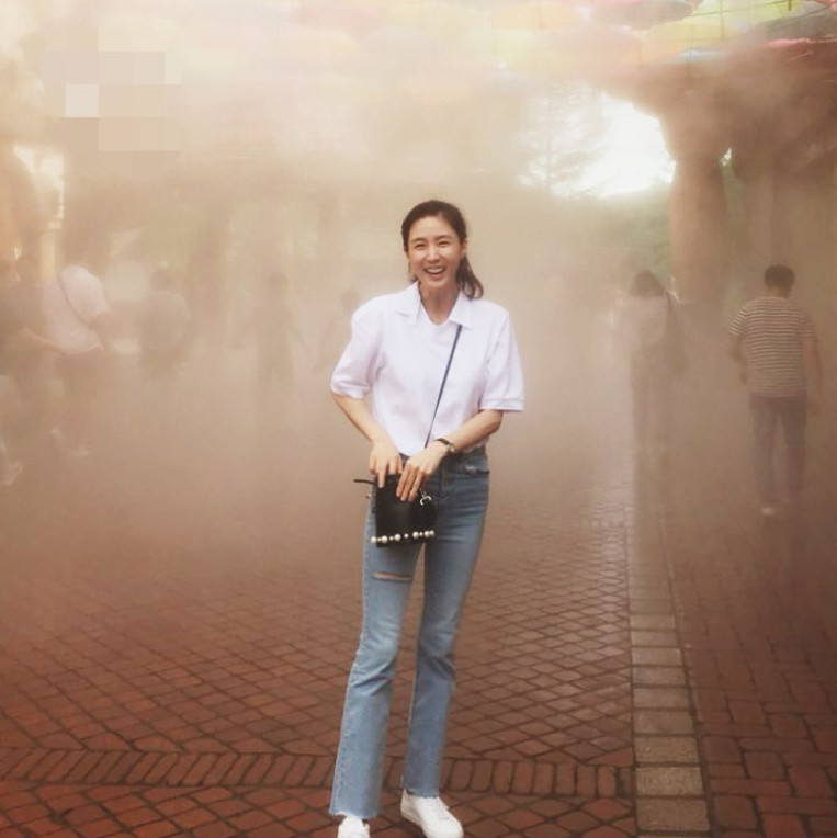 Lee Soo-kyung has announced a welcome recent situation.Lee Soo-kyung uploaded a picture on July 6 with his Instagram post: This is #Everland.The picture shows Lee Soo-kyung, who visited the amusement park, and the backdrop of the cloudy background reminiscent of a battlefield or desert causes curiosity.Beautiful beauty and sunny look attract Eye-catchingsulphur-su-yeon