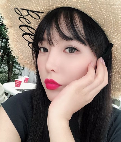 Trot singer Hong Jin-young showed off her doll-like Beautiful looks.Hong Jin-young posted a self-portrait on his instagram on July 6 with an article entitled Korea Comeback! Its so good, well run for the holiday in August in Korea from tomorrow onwards.The photo shows Hong Jin-young staring at the camera with his chin in his hand, and Hong Jin-youngs white-oak skin and red lips capture his gaze.A distinct eyebrow makes Hong Jin-youngs doll-like Beautiful looks more outstanding.Fans who responded to the photos responded such as It is a perfect ratio, It is really pretty and My sister is still beautiful today.delay stock