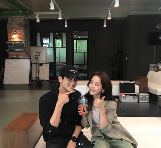 I know youre shooting a sister...Park Hyung-sik, Han Ji-min cheering Hoon Hoon Actor Park Hyung-sik cheered on Han Ji-min.Park Hyung-sik said on his 6th day, I know my sister is shooting, I hear her passing. My sister, my sister, my wife who knows the drama.I posted photos and videos with the article I took over the swimming.Park Hyung-sik and Han Ji-min pose with coffee cups in the open photo. The warm atmosphere of the two attracts attention.In another video, Park Hyung-sik and Han Ji-min stand far away from each other in front of a coffee car, and the two also showed a line in the movie Two Lights: Lilumino and laughed.Park Hyung-sik and Han Ji-min co-starred in the movie Two Lights: Lillumino released last year, and Han Ji-min meets viewers with TVNs new drama Knowing Wife.Photo: Park Hyung-sik SNS