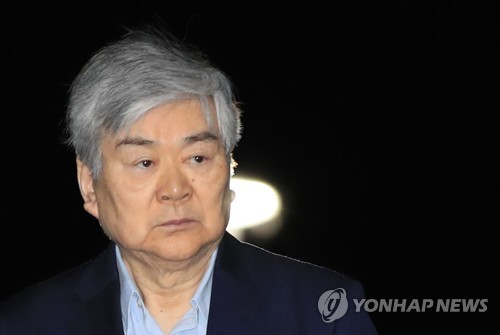 조양호 구속영장 기각…법원 "피의 사실에 다툼 여지" (서울=연합뉴스) 한종찬 기자 = 수백억 원대 상속세 탈루 등 비리 의혹을 받는 조양호 한진그룹 회장이 6일 오전 구속영장이 기각되자, 서울 구로구 남부구치소 밖으로 나서고 있다. 서울남부지법 김병철 영장전담 부장판사는 "피의사실들에 관해 다툼의 여지가 있고 이와 관련된 피의자의 방어권을 보장할 필요가 있어 현 단계에서 구속해야 할 사유와 상당성을 인정하기 어렵다"며 영장을 기각했다.     saba@yna.co.kr