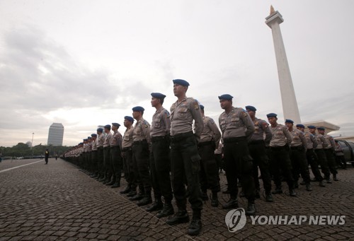 2017년 12월 21일 인도네시아 자카르타 시내에서 성탄절 특별경계 작전을 앞둔 경찰관들이 도열해 있다. [EPA=연합뉴스자료사진]