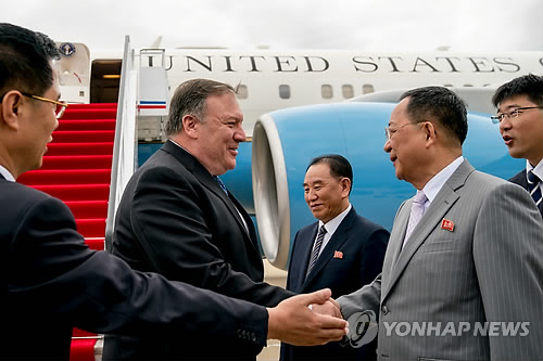 폼페이오 공항 영접하는 김영철과 리용호 (평양 AFP=연합뉴스) 마이크 폼페이오 미국 국무장관(왼쪽 두번째)이 6일 북한 평양 순안국제공항에 도착, 김영철 노동당 부위원장 겸 통일전선부장(가운데)과 리용호 외무상(오른쪽 두번째)의 영접을 받고 있다.      ymarshal@yna.co.kr