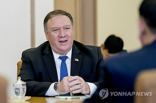 백화원영빈관서 김영철과 대좌한 폼페이오 (평양 AP=연합뉴스) 북한을 방문한 마이크 폼페이오 미국 국무장관(왼쪽)이 평양의 백화원영빈관에서 김영철 노동당 부위원장 겸 통일전선부장과 얘기를 나누고 있다.       ymarshal@yna.co.kr