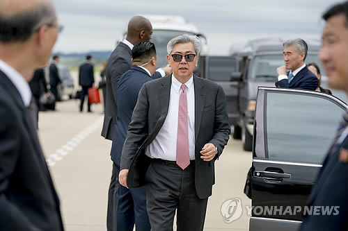 폼페이오 동행해 평양 도착한 앤드루 김 (평양 AP=연합뉴스) 마이크 폼페이오 미국 국무장관을 동행한 앤드루 김 미 중앙정보국(CIA) 코리아임무센터(KMC) 센터장(가운데)이 6일 북한 평양 순안국제공항에 도착하고 있다.      ymarshal@yna.co.kr