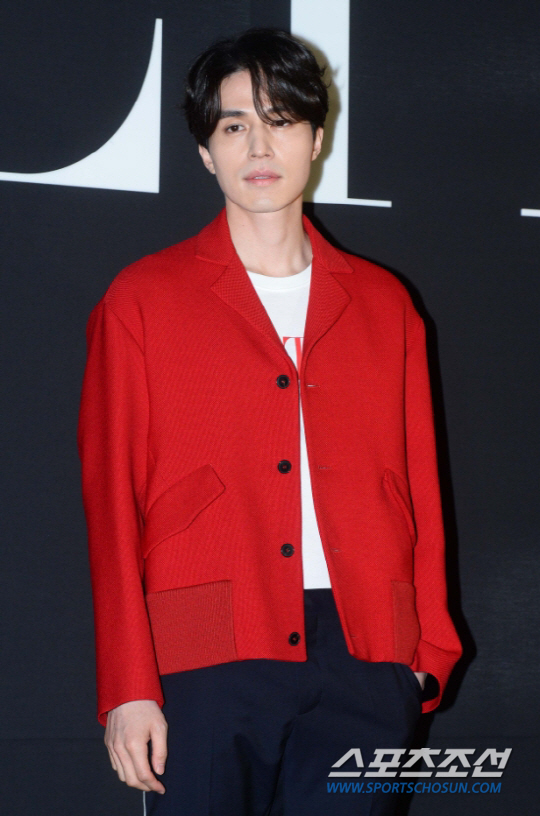 Can stars take a step forward from pain?In the first half of the year, stars who have suffered for different reasons return to the CRT with the determination of incursion.The first time I meet fans is Lee Dong-wook, who recently split up after four months of devotion with Susie, an actor and singer and 13-year-old younger.With the pain of a bitter breakup behind her, Lee Dong-wook will go on a new Top Model with JTBCs new monthly drama Life.Life is a new work by Lee Soo-yeon, who has been recognized as a secret forest. It tells the story of the conflict between the belief of the person who wants to keep it in the background of a large general hospital and the belief of the person who wants to change it.Lee Dong-wook played the role of Qiao Zhenyu, a specialist in emergency medical centers at Sangguk University Hospital.Yes Qiao Zhenyu is a specialist in the Emergency Medical Center of the University Hospital and has a strong belief as a doctor.Lee Dong-wook will go on top of his first medical product since his debut through Life.Lee Dong-wook, who has been showing a strong side in loco water such as My Girl, Womans Scent, Bubble Gum, Lonely and brilliant God - Goblin, is getting more and more interested in acting transformation to be shown in the first medical.Life will be broadcast for the first time at 11 p.m. on Sunday.The former Superstar K winner and actor, Seo In-guk, will also return to the CRT.Seo In-guk was reexamined three times last year for ankle osteochondral lesion symptoms and burned his will to serve in active duty, but he was finally judged to be a fifth grade wartime worker.After two years of devotion in May, I had to spend a hard time in many ways, breaking up with Park Boram.Such a Seo In-guk returns to tvN 100 million stars from the sky: 100 million stars from the sky is based on the Japanese drama of the same name.The original work was popular with its beautiful visual beauty, workability, and famous OST in Korea, but it also caused controversy by dealing with extraordinary materials such as incest suicide.It is true that expectations and concerns about the Korean remake have been focused at the same time.However, Seo In-guk has been recognized for his acting skills in KBS2 Love Rain and tvN Respond 1997, starting his acting career, The Sun of the Lord, High School King, The Face of the King, Remember You, and 38th Manoeuvre and Shopping King Louis.100 million stars from the sky will be broadcast in September as the next work of Knowing Wife, which is the follow-up to Why is Kim Secretary?Kim Yoo-jung also returns to fans: Kim Yoo-jung was diagnosed with hypothyroidism on February 26 and has been suspended from action.Because of this, JTBC  Clean up hot  which he starred in was also postponed.In the meantime, Ahn Hyo-seop, who decided to appear in the work, confirmed his appearance on SBS Thirty but Seventeen, and his vacancy was filled by Yoon Gyun-sang.After five months of treatment, Kim Yoo-jung stood in front of his fans in a healthier way, determined to take responsibility for his own starring work, although there were ups and downs.Fans are increasingly interested in how to portray the complete romance that Kim Yoo-jung will meet with the CEO of a clean-up company, which is more important than life, with the passion of survival than cleanliness.