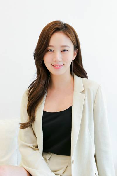 The answer was unblocked, the bright eyes of early morning. Actor Ko Sung-hee was always confident and confident.It was another result from the girl crushing paralegal that was introduced in the recently released KBS 2TV drama Suits.After accumulating filmography for several months in recent years, Ko Sung-hee met Ko Sung-hee, who showed a smile of relief, saying, Now I think a little thought is sorted out.I was really Fever. While I was filming TVN Mother, which was also my previous work, I first encountered Suits and was somewhat physically and mentally exhausted.Nevertheless, I chose Suits without hesitation because I was afraid to become a character.I was very well received as a self-help actor in Mother, but I was worried that it would become a self-help person who was also a mother because it was a work that received attention.As a person, I played a self-help and had a dark side, but I thought it was time to ventilate. Ko Sung-hee is heavily influenced by the character he plays, which is why he has lost some tension due to Mother.Kim Ji-na of Suits, which has a big temperature difference of the character, was healing at the same time as acting.I was afraid in Mother. It was a difficult role, and many people around me were worried and there were people who stopped.The 20s actor had to play the role of a mother, and in Korean dramas, it was a drama about child abuse that was unprecedented.The director also said, Gina is just you. I think she acted like she was playing like Ko Sung-hee in front of the camera.Suits is the original American series, as it has been talked about since the production stage. The two mens tit-for-tat romances in court are the main.Especially the casting of Jang Dong-gun and Park Hyung-sik is the new visual itself. What about the two men Ko Sung-hee looked at?I was snow-flake. I just felt like Jang Dong-gun was a guy in the heavenly world.And he was so sweet and warm that he felt good every time he saw him, and he was very focused on the field, and he was bright and full of energy, and he played an atmosphere maker.The energy that was not always tired seemed great. In particular, Park Hyung-sik and his rabbit couple gave him a thrill: the special thing was that Bromance did not feel nervous in the big drama.Kiss on the bridge has been a long time with high views.There were some people who said the development of the two men and women was somewhat quick, and I also initially wondered, What point did you fall into Park Hyung-sik?So I was more concerned that even if there were fewer gods, I tried to save the impact not only in the ambassador but also in the expression and eyes. Ko Sung-hee, who still called Park Hyung-sik, the first face-to-face in this work, formal seed, but his intimacy seemed to be different.I remember the most about you and the kissing gods, but I didnt have NG more than I thought, but its been so long that Ive been nervous. (Laughing).As the day approached, I was worried about how to kiss the gods these days, and I heard that Mr. Form had a lot of kissing gods in his previous work.Ko Sung-hee, who has been running four works in succession, including the drama as well as the movie Trade Love, will have a break for the time being.The only time I have been resting for more than a week in recent years was between Mother and Suits.Id like to take on a little more Ko Sung-hee character in the next one, because Im actually quite a gag-wisher. (Laughing).In the second half of the year, I want to show my charm in the entertainment program. Please look forward to it. I am satisfied that I have taken off the dark image in Mother as a paralyzed girl (law office assistant) in the drama Suits.  I want to appear in a gag greedy side and entertainment program. 