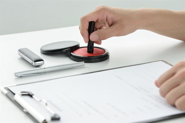 “지금 도장 찍으면 갑을관계 되는 겁니다.” 전문가들은 효도계약서 작성을 극구 말린다. 천륜지정(天倫之情)으로 묶인 부모와 자식이 재산과 효도를 조건으로 계약하는 현실을 한탄하면서. 게티이미지뱅크