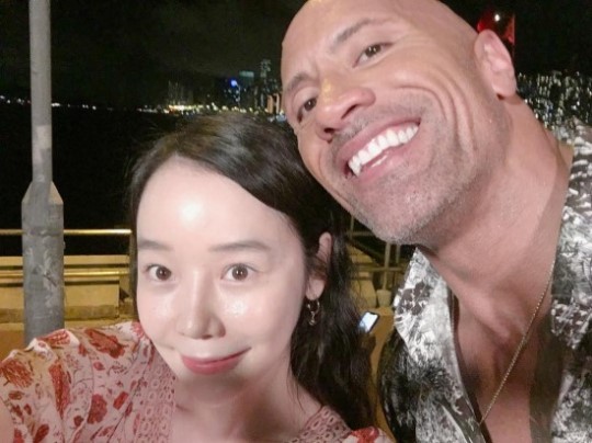 Soy posted a picture on his 7th day with an article entitled It was fun, it was nice to see you, Dwayne! Please come to Korea, please come #My Brother.Soy in the open photo is taking a selfie with Dwayne Boris Johnson.Both of them beamed brightly at the camera and showed off their friendship, attracting Eye-catching.Meanwhile, Dwayne Boris Johnson will appear in the new film Skyscraper, which will be released on November 11th.Skyscraper is a disaster action blockbuster depicting the anger of Dwayne Boris Johnson against the worst terrorist attacks ever in the worlds tallest buildings.